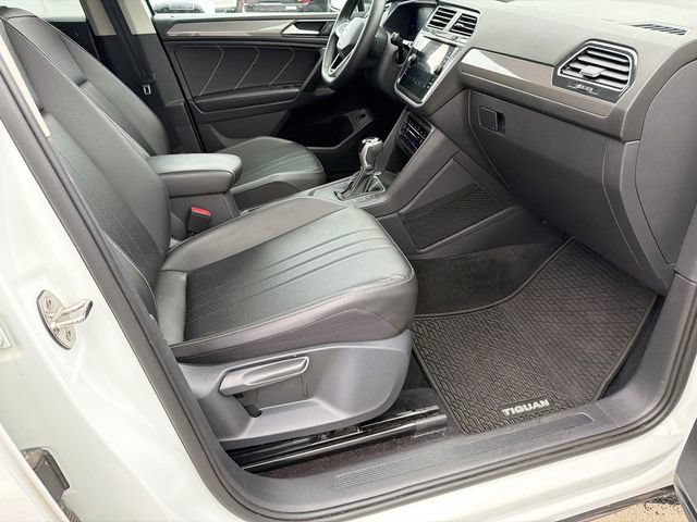 Used 2022 Volkswagen Tiguan SE w/ Panoramic Sunroof Package FWD image 13