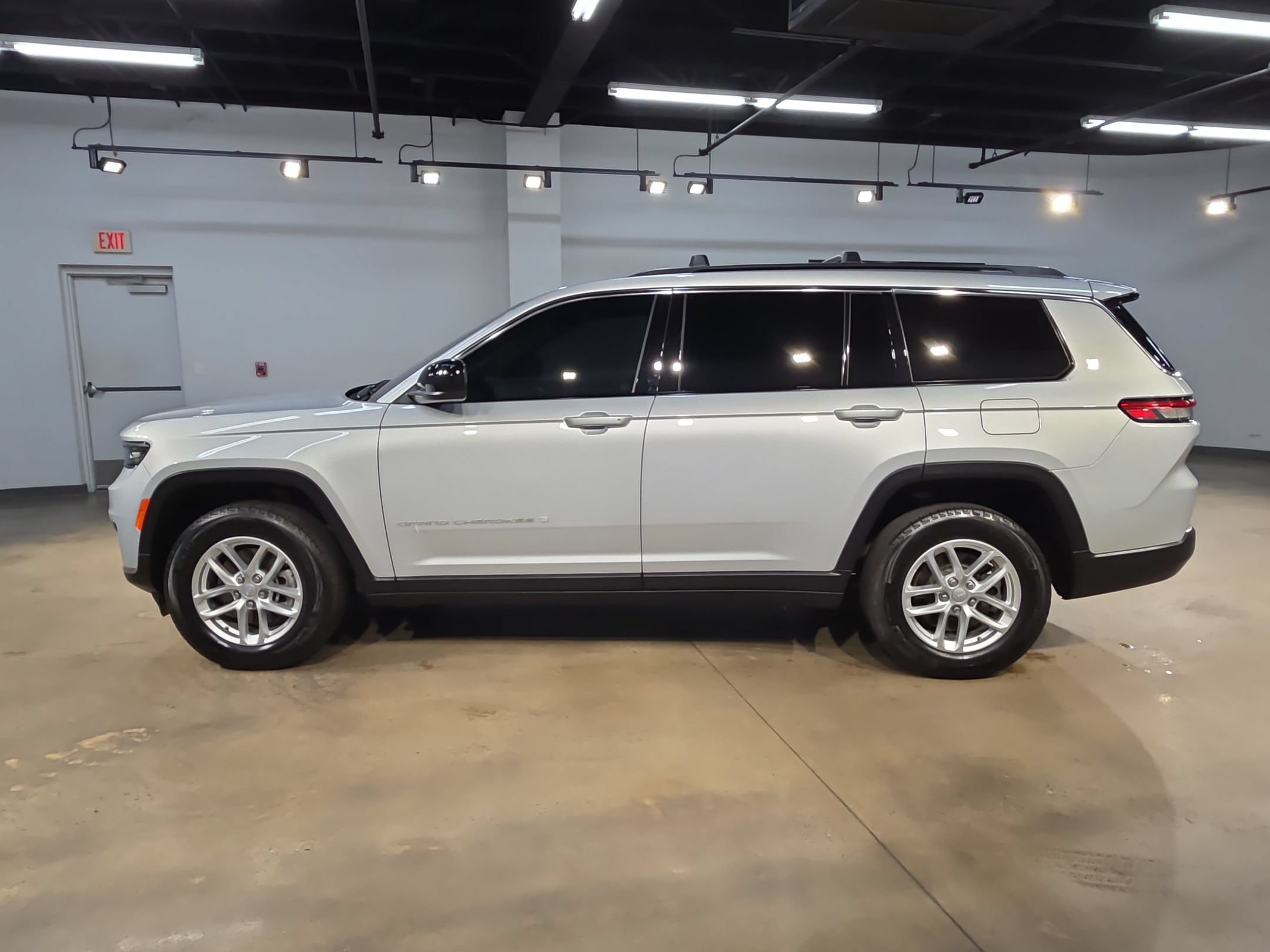 Used 2025 Jeep Grand Cherokee L Laredo w/ Luxury Tech Group I AWD/4WD image 4