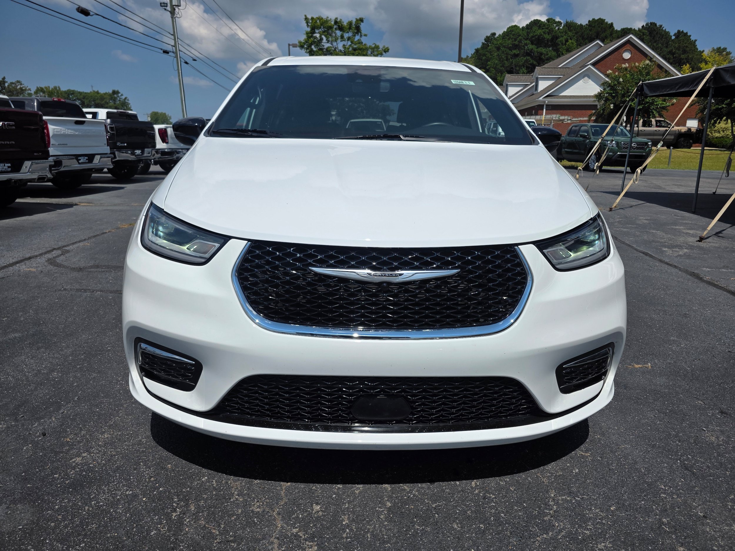 Used 2024 Chrysler Pacifica Touring FWD image 2