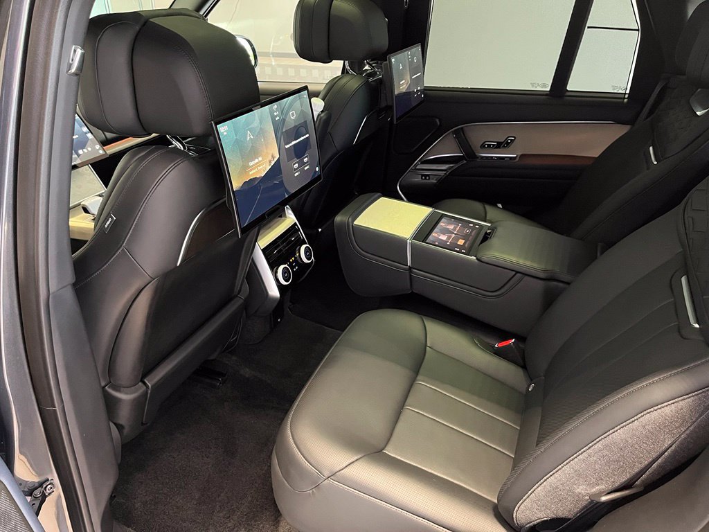 Used 2024 Land Rover Range Rover SV AWD/4WD image 32
