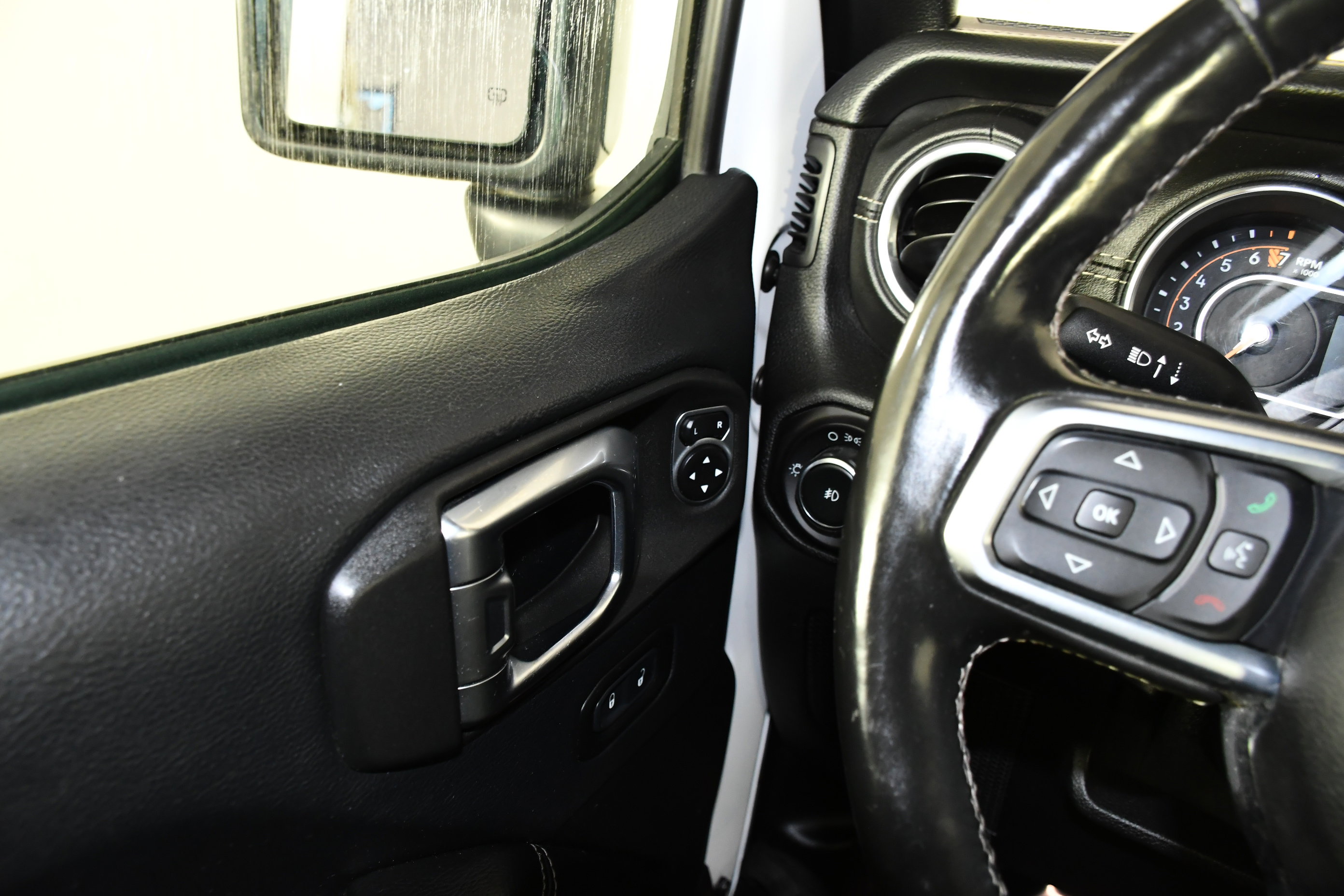 Used 2018 Jeep Wrangler Unlimited Sahara w/ Uconnect 4C Nav & Sound Group image 33