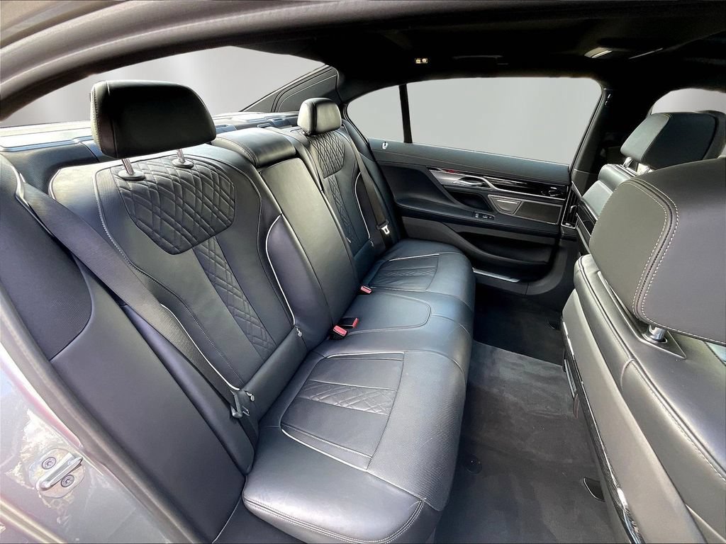 Used 2022 BMW 750Li xDrive AWD/4WD image 25
