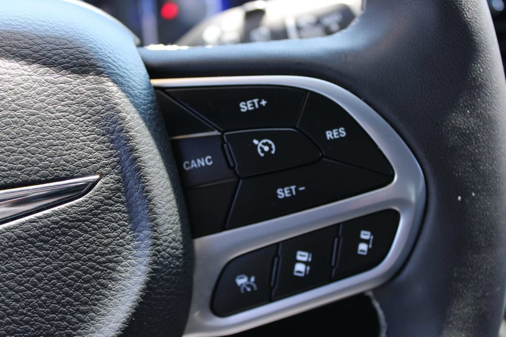 Used 2025 Chrysler Pacifica Select FWD image 37