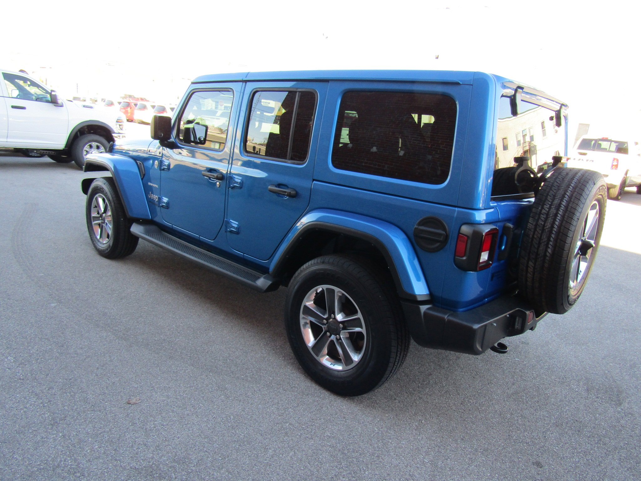 Used 2022 Jeep Wrangler Unlimited Sahara w/ Cold Weather Group AWD/4WD image 5