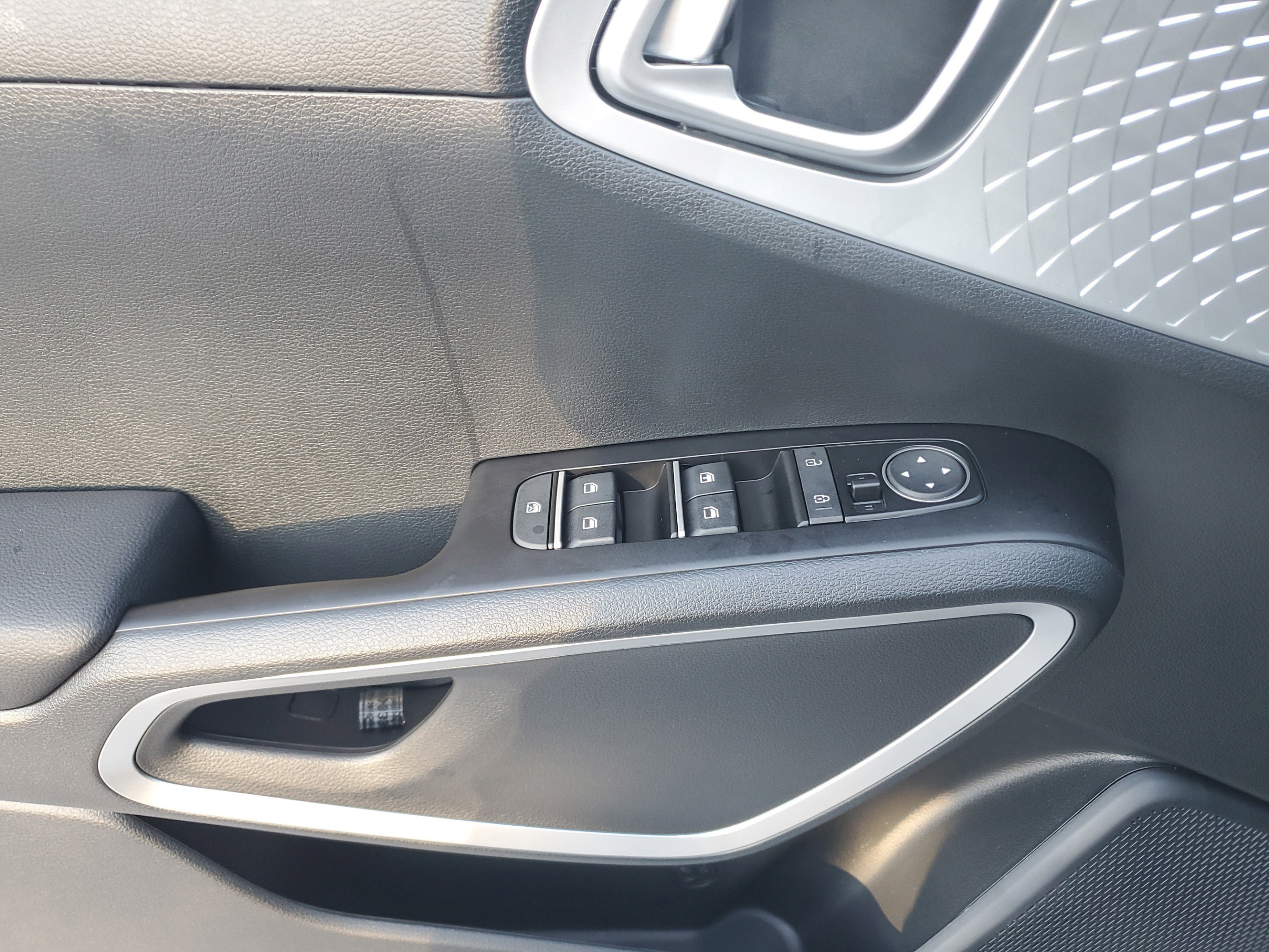 Used 2025 Kia Soul LX FWD image 8