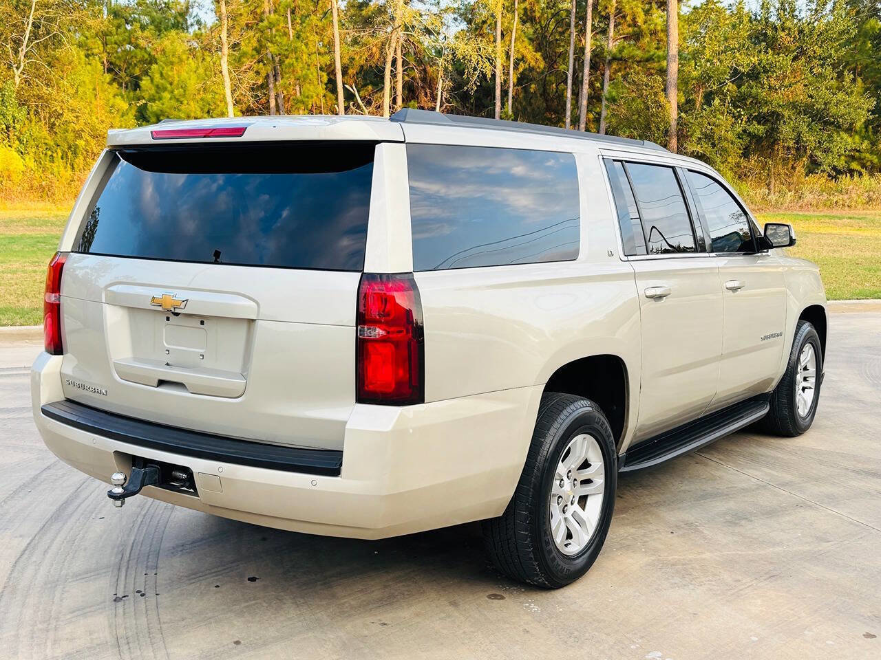 Used 2016 Chevrolet Suburban LT image 4