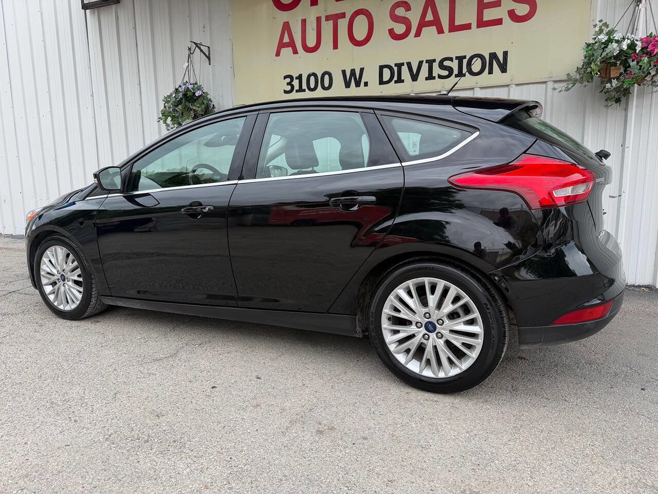 Used 2017 Ford Focus Titanium w/ Titanium Technology Package FWD image 6