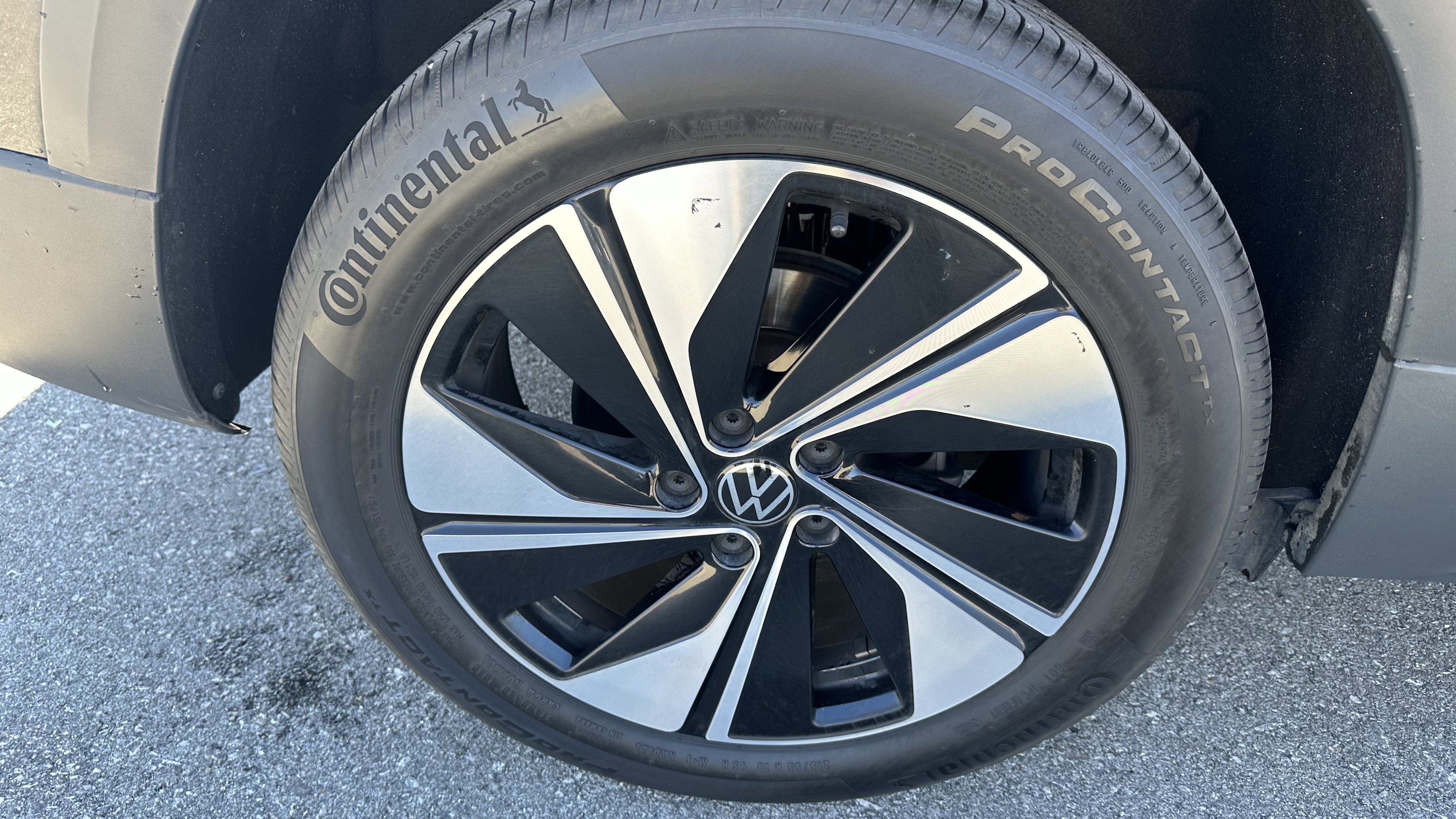 Used 2024 Volkswagen Taos SE w/ Panoramic Sunroof Package image 14