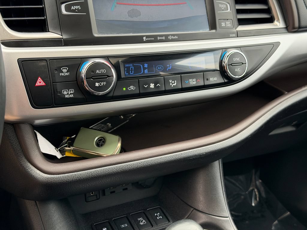 Used 2019 Toyota Highlander XLE AWD/4WD image 18
