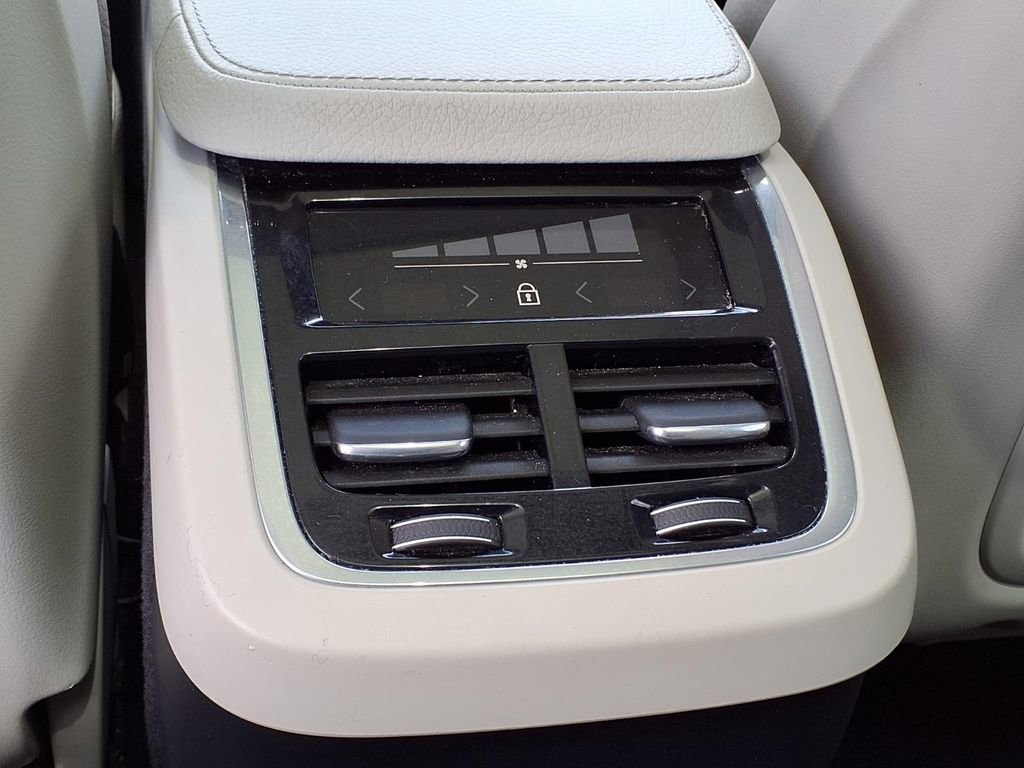 Used 2020 Volvo XC90 T5 Momentum w/ Protection Package Premier FWD image 16