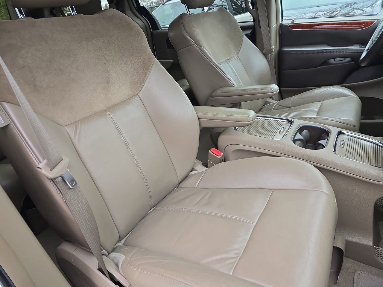 Used 2014 Chrysler Town & Country Limited w/ Luxury Group FWD image 18