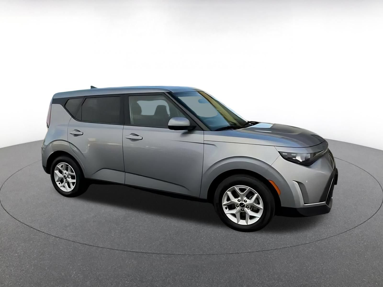 Used 2025 Kia Soul LX w/ LX Technology Package FWD image 2