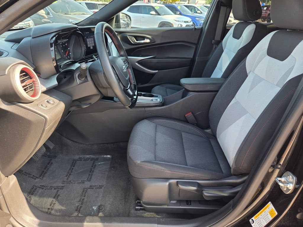 Used 2025 Chevrolet Trax RS w/ Driver Confidence Package FWD image 4