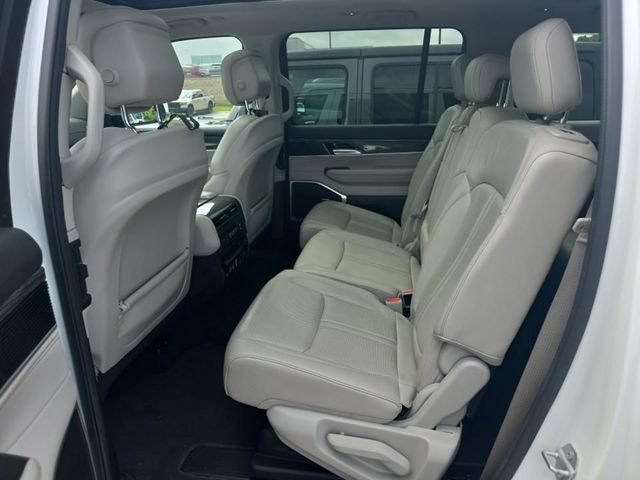 Used 2022 Jeep Wagoneer Series II w/ Premium Group I AWD/4WD image 8