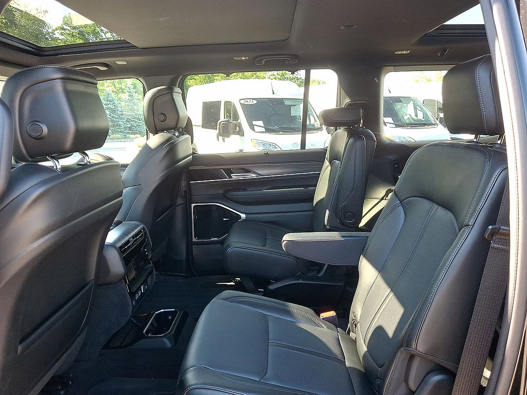 Certified 2024 Jeep Wagoneer Series III w/ Premium Group I AWD/4WD image 20