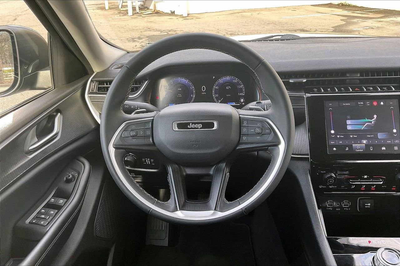 Certified 2023 Jeep Grand Cherokee Laredo X image 10