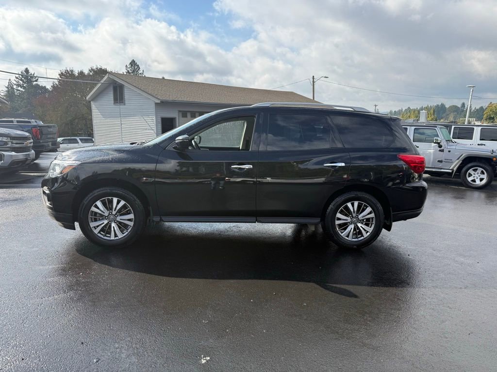 Used 2020 Nissan Pathfinder SV image 2