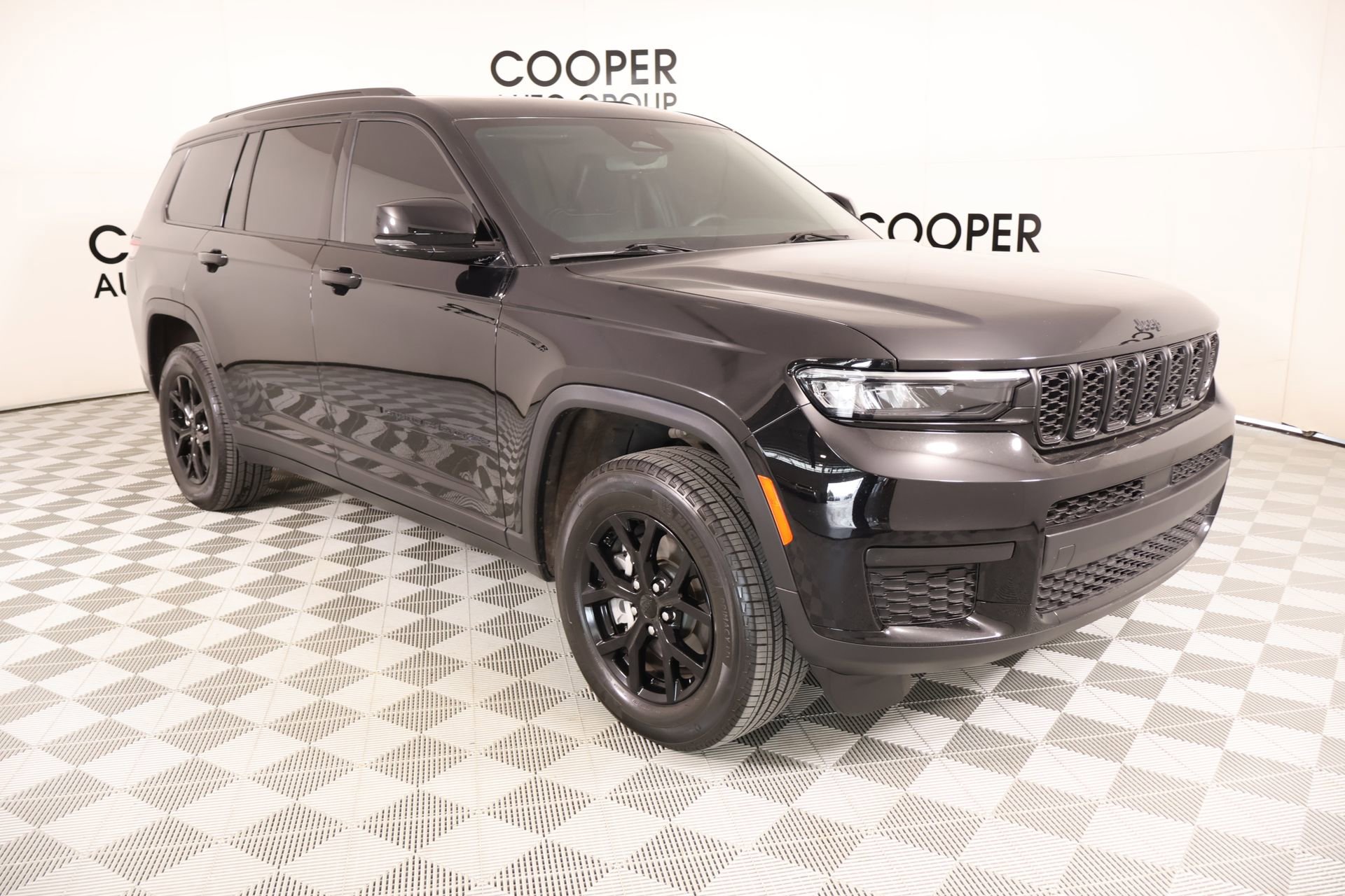 Used 2024 Jeep Grand Cherokee L Altitude RWD image 1