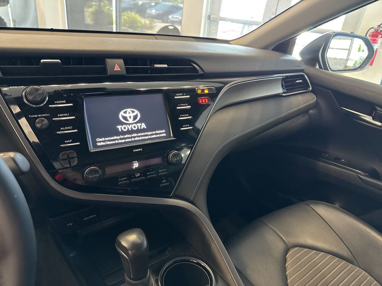 Used 2020 Toyota Camry SE w/ Phone Cable & Charge Package image 16