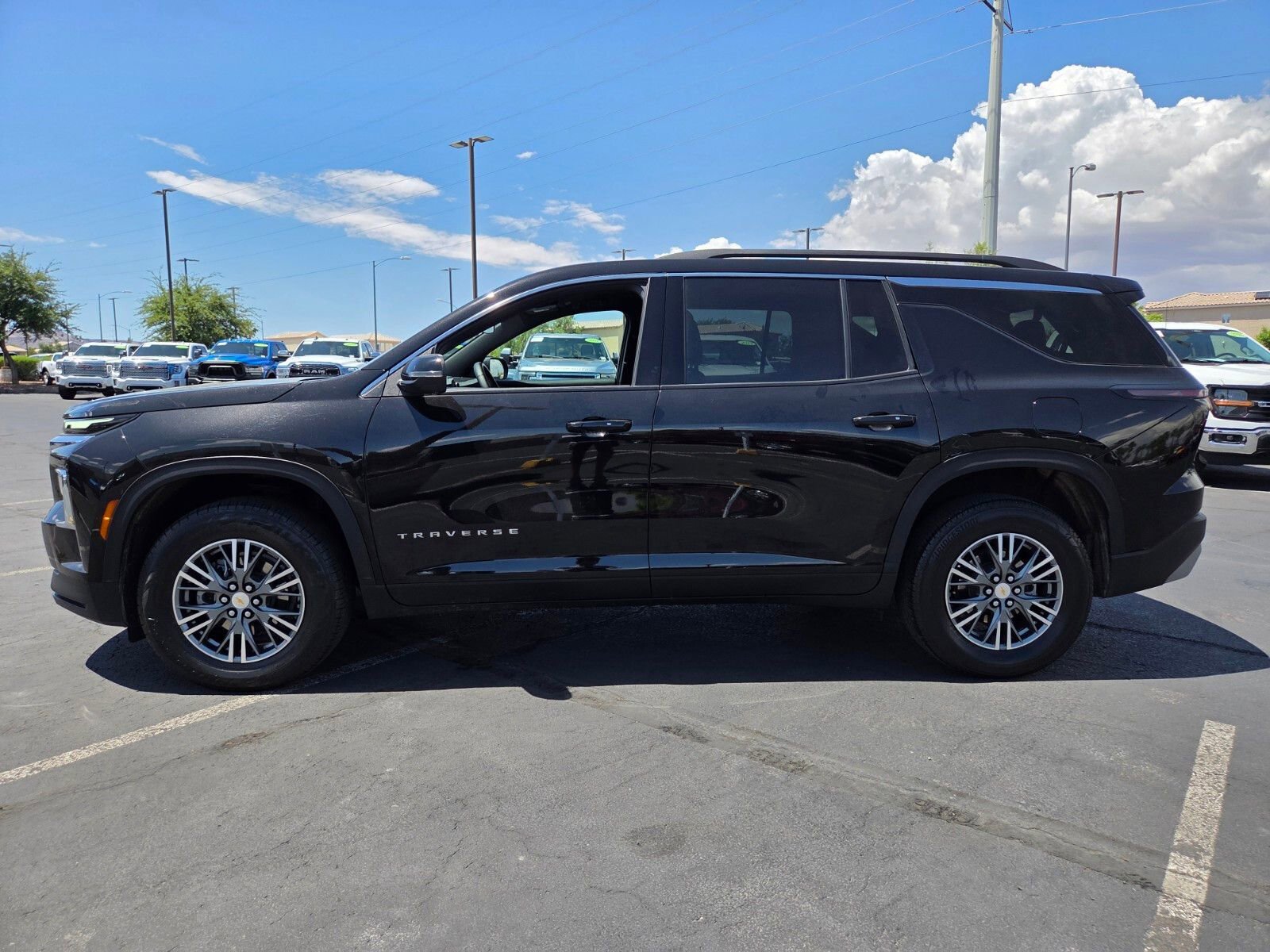 Used 2025 Chevrolet Traverse LT FWD image 3