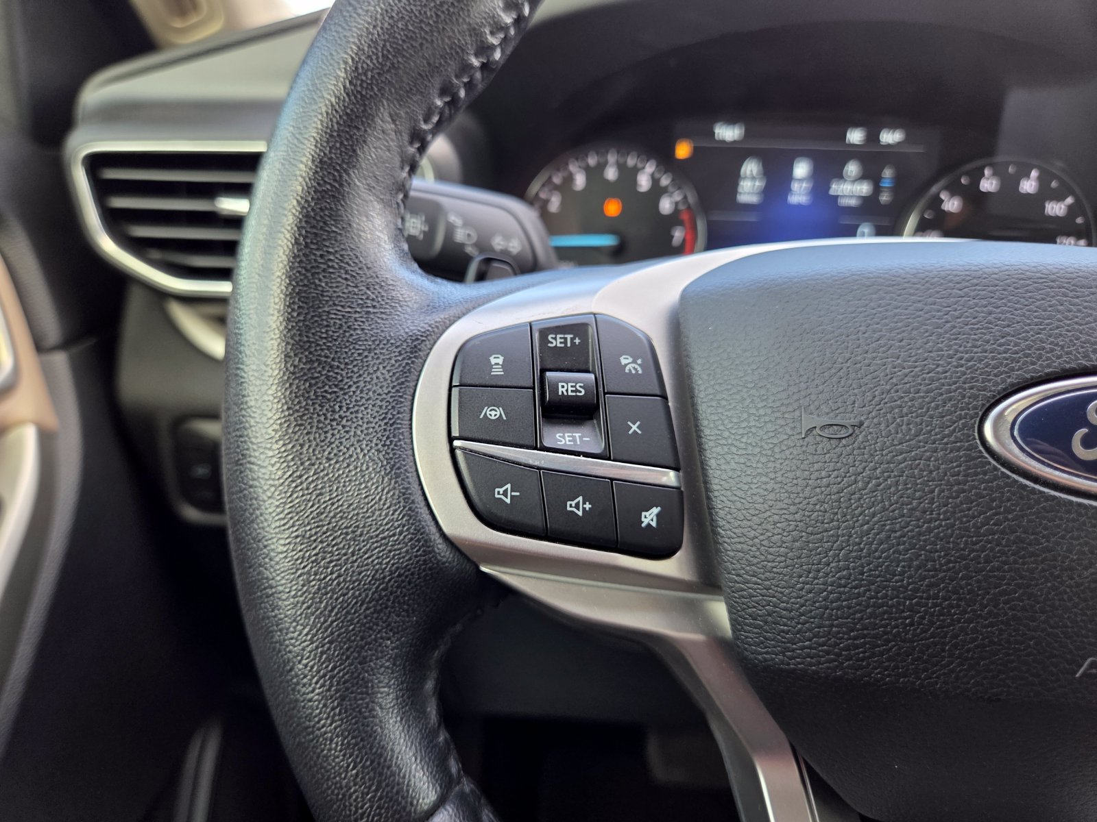 Used 2020 Ford Explorer XLT w/ Equipment Group 202A RWD image 43