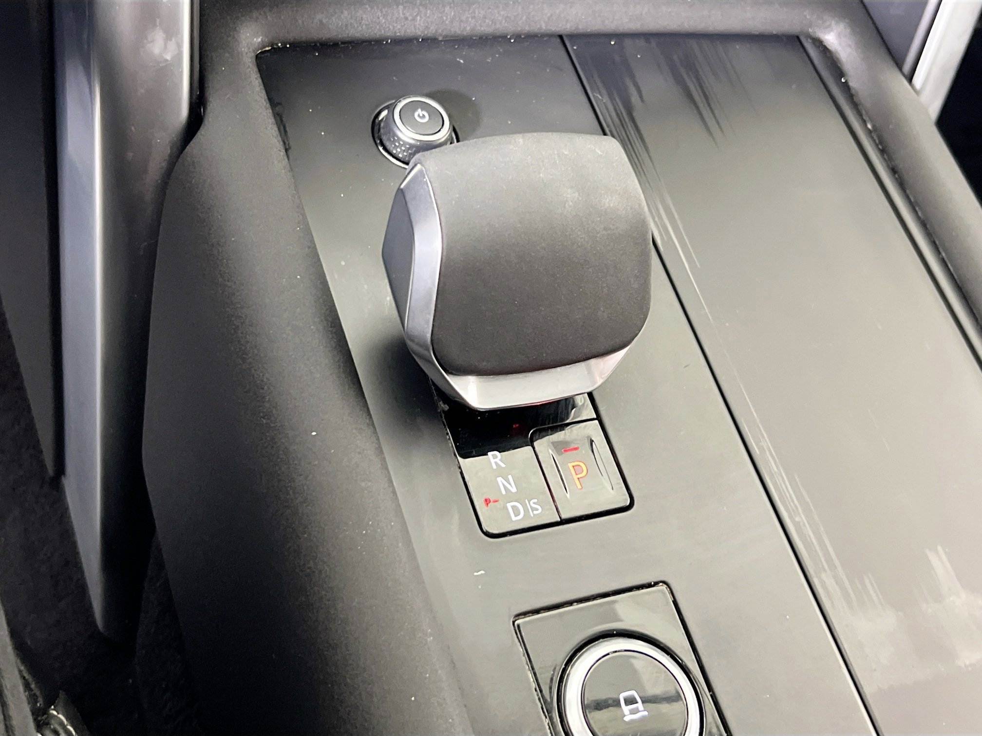 Used 2024 Land Rover Discovery S image 17