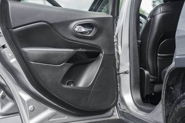 Used 2019 Jeep Cherokee Latitude Plus AWD/4WD image 38