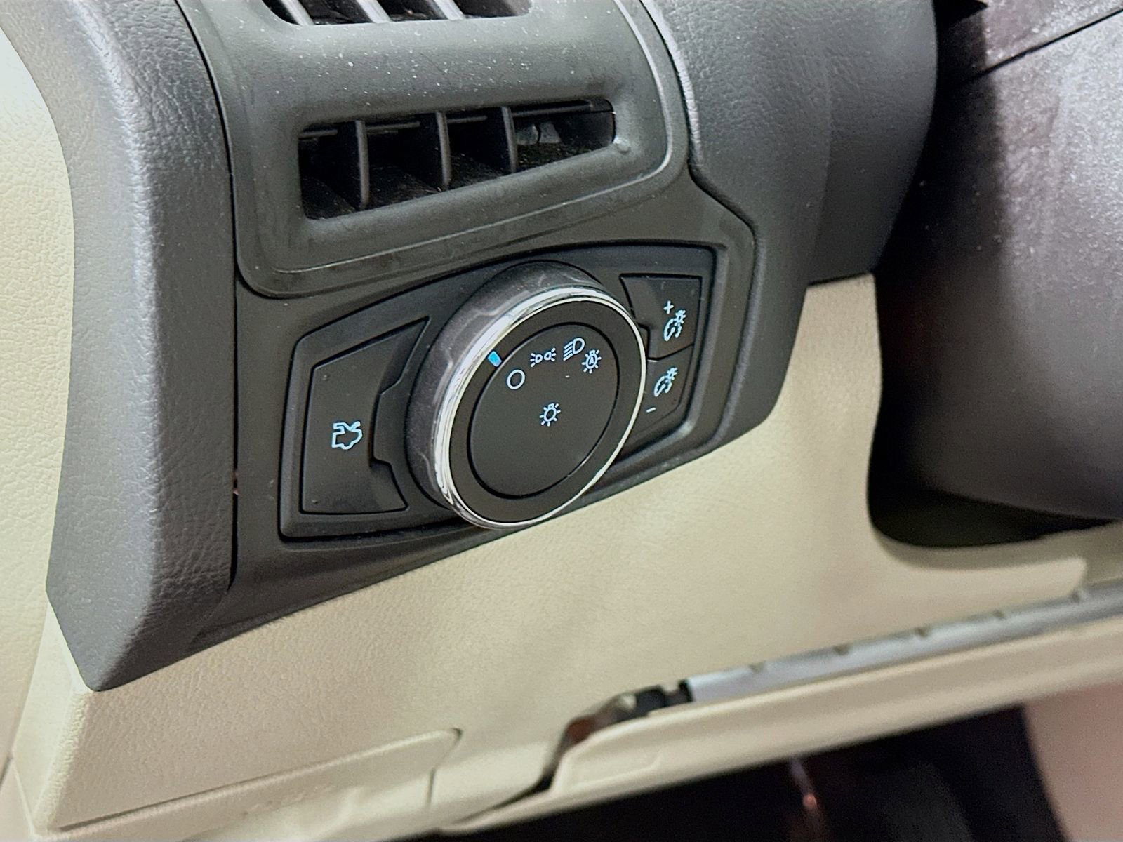 Used 2014 Ford Focus SE FWD image 10