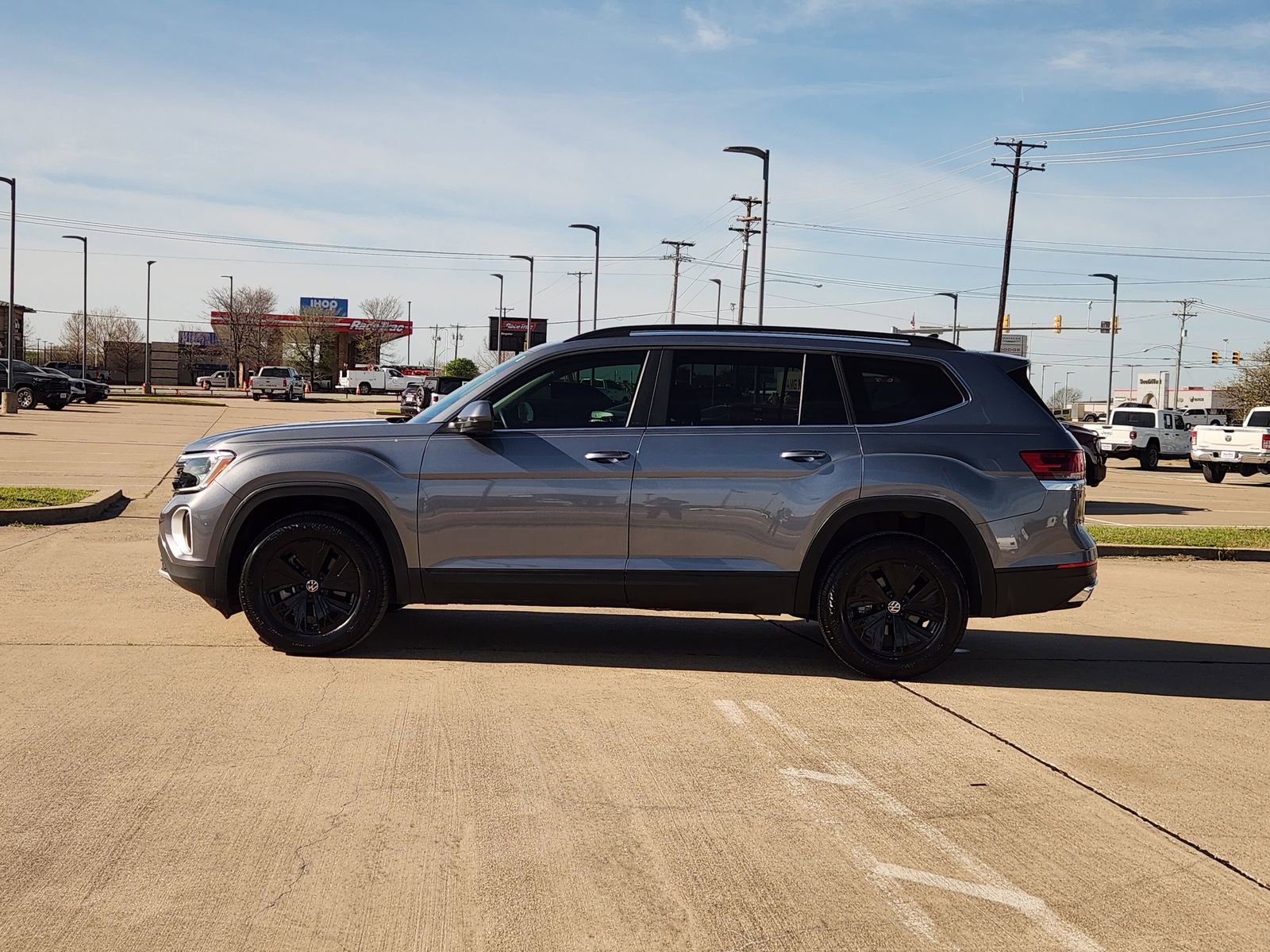 Used 2024 Volkswagen Atlas SE image 3