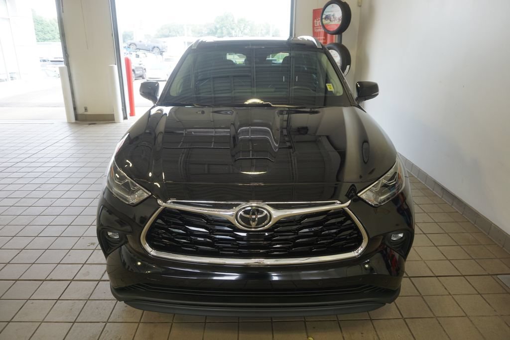 Used 2025 Toyota Highlander Limited AWD/4WD image 16