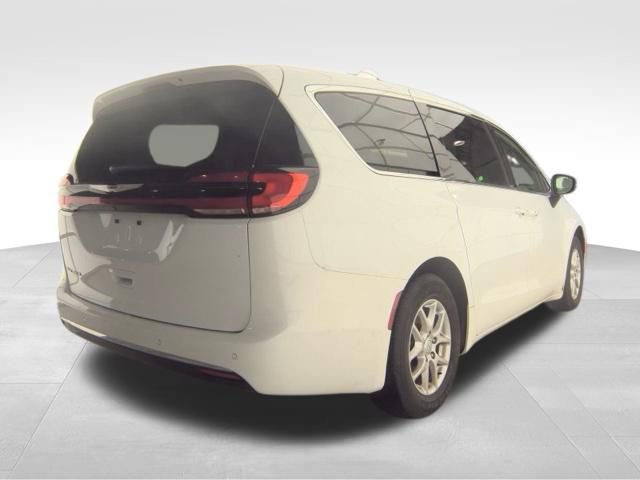 Used 2025 Chrysler Pacifica Select image 8