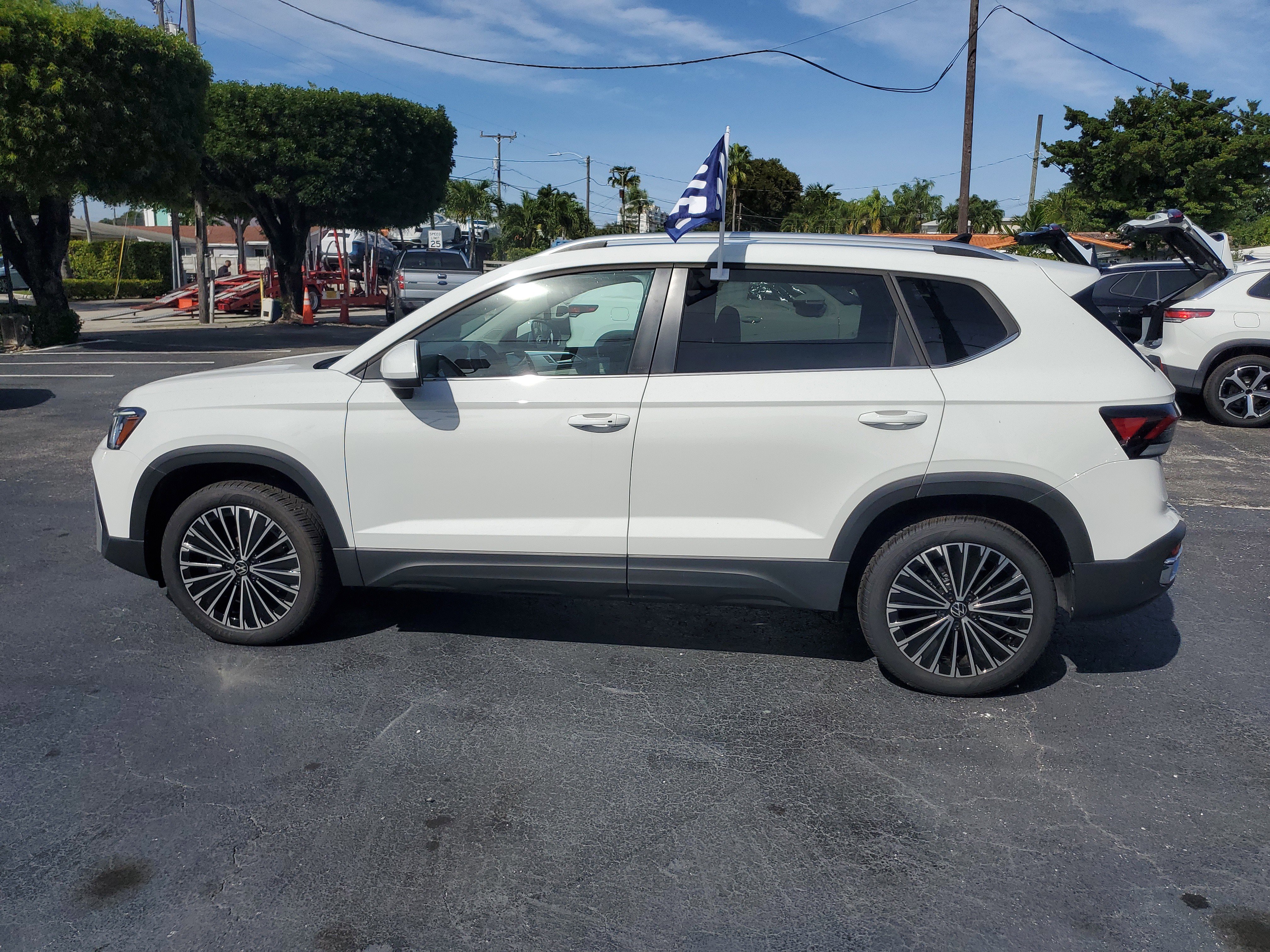 Used 2025 Volkswagen Taos SE image 2