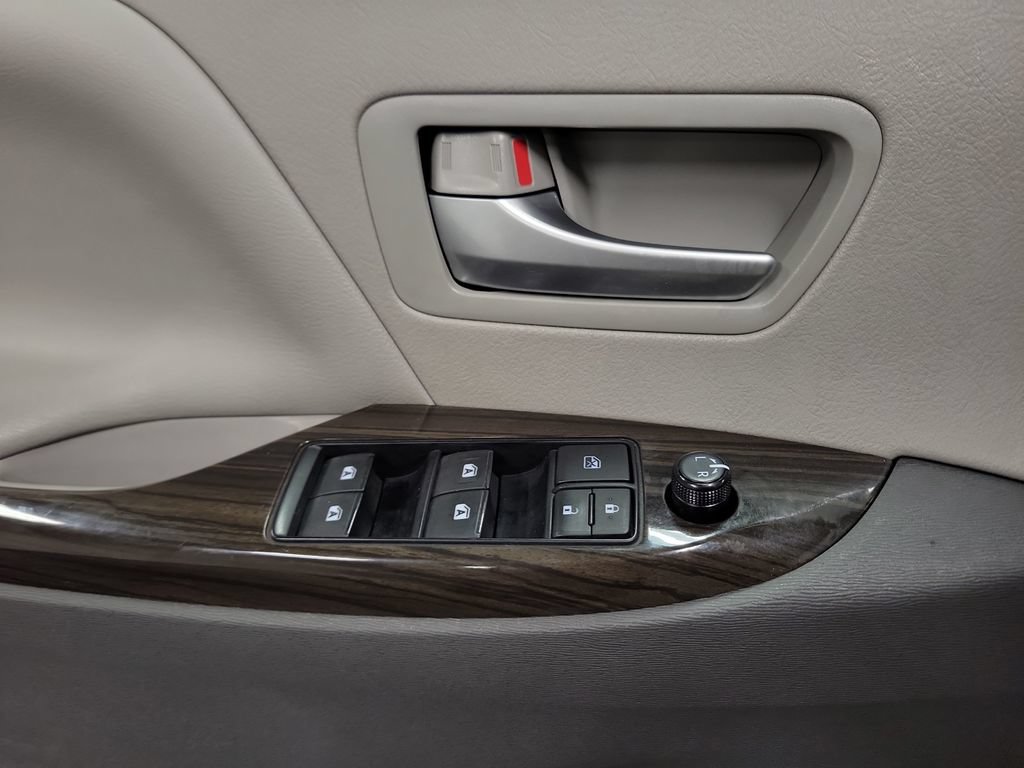 Used 2017 Toyota Sienna XLE Premium FWD image 26