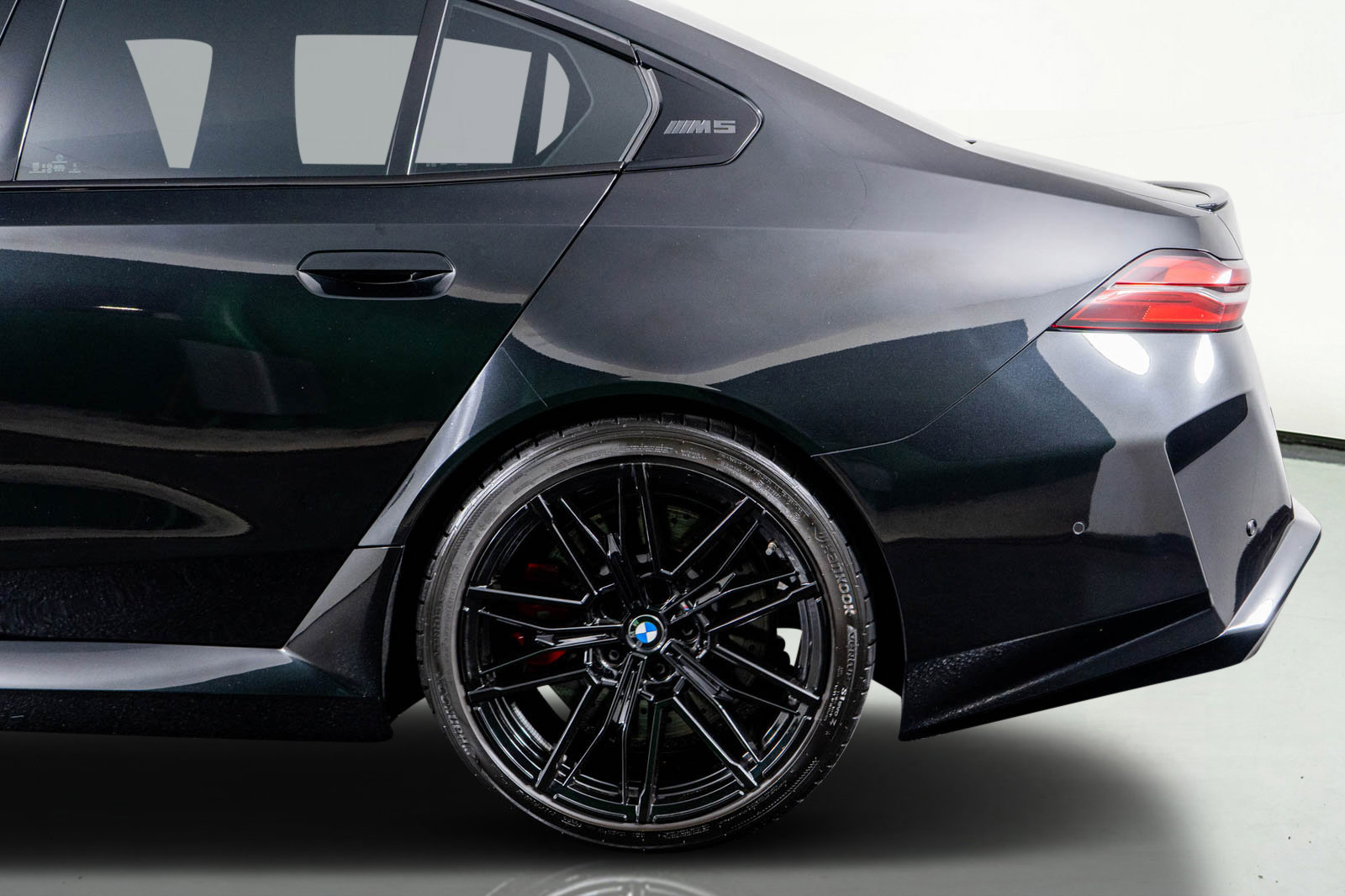 Used 2025 BMW M5 w/ Executive Package image 18