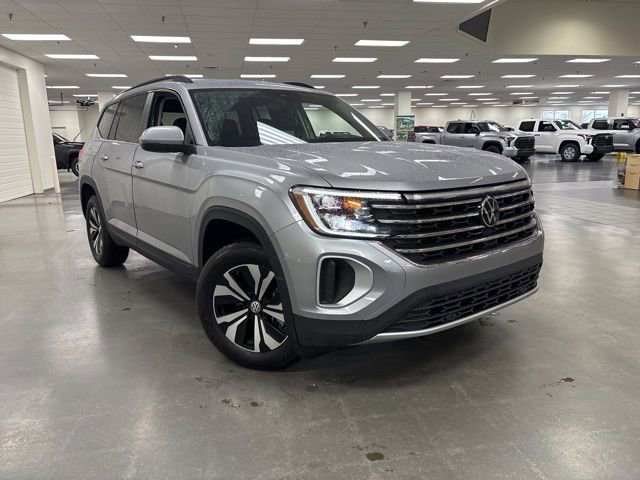 Used 2024 Volkswagen Atlas SE image 2