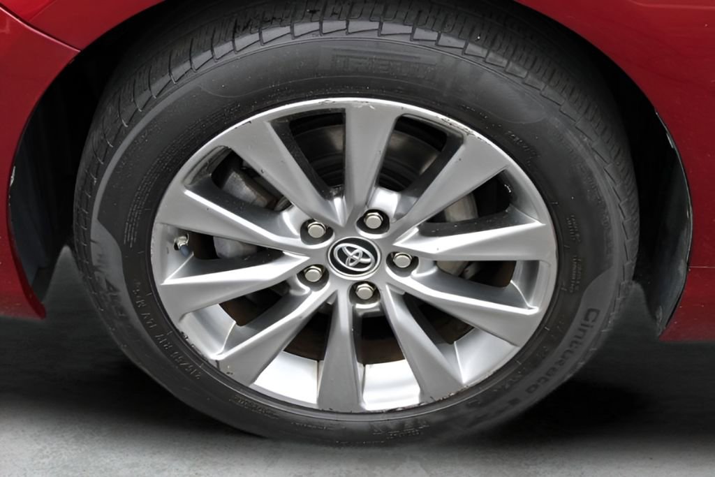 Used 2015 Toyota Camry XLE w/ Moonroof Package FWD image 2