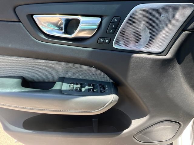 Used 2022 Volvo XC60 B6 R-Design AWD/4WD image 24