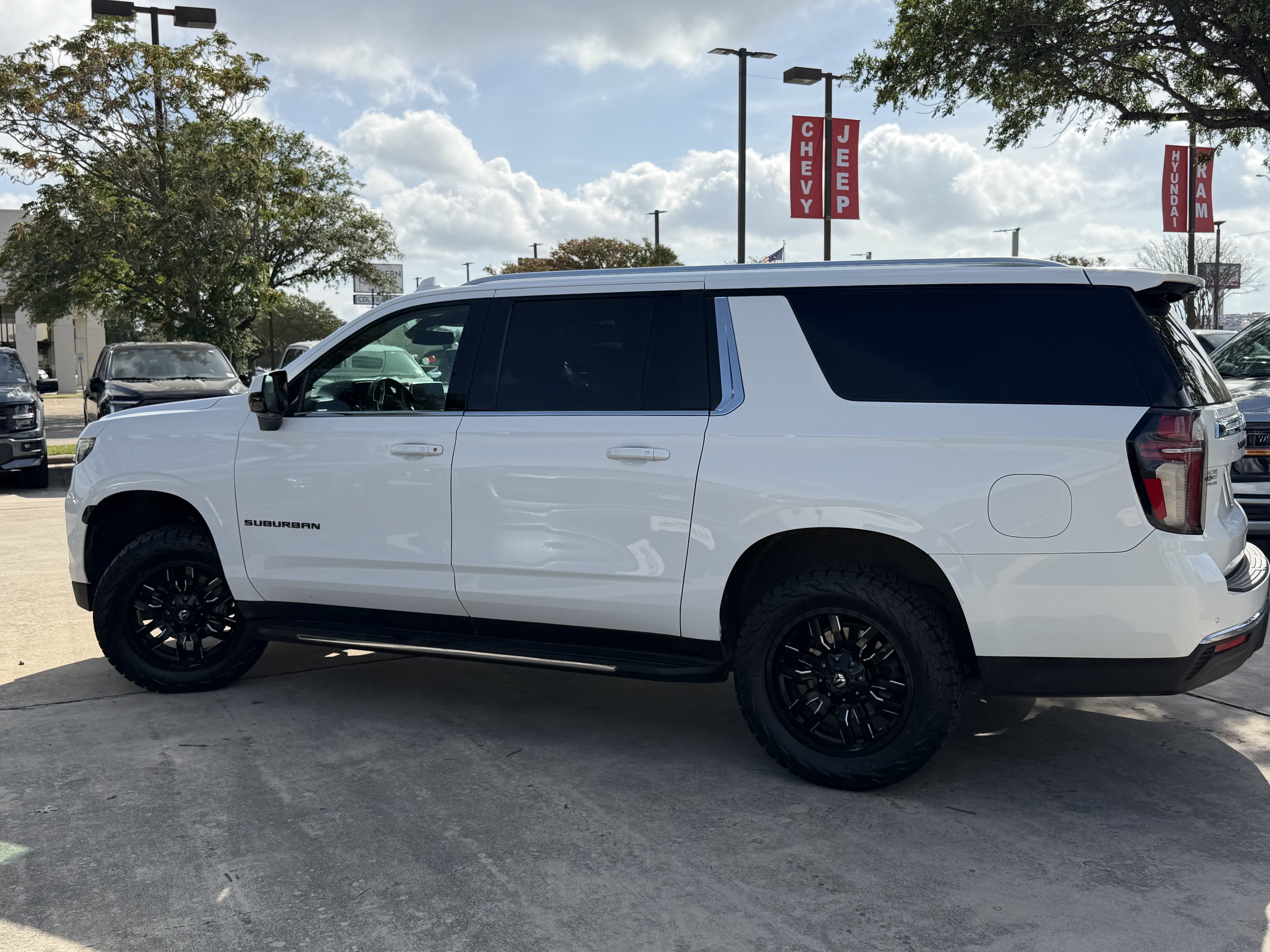 Used 2021 Chevrolet Suburban LT RWD image 11