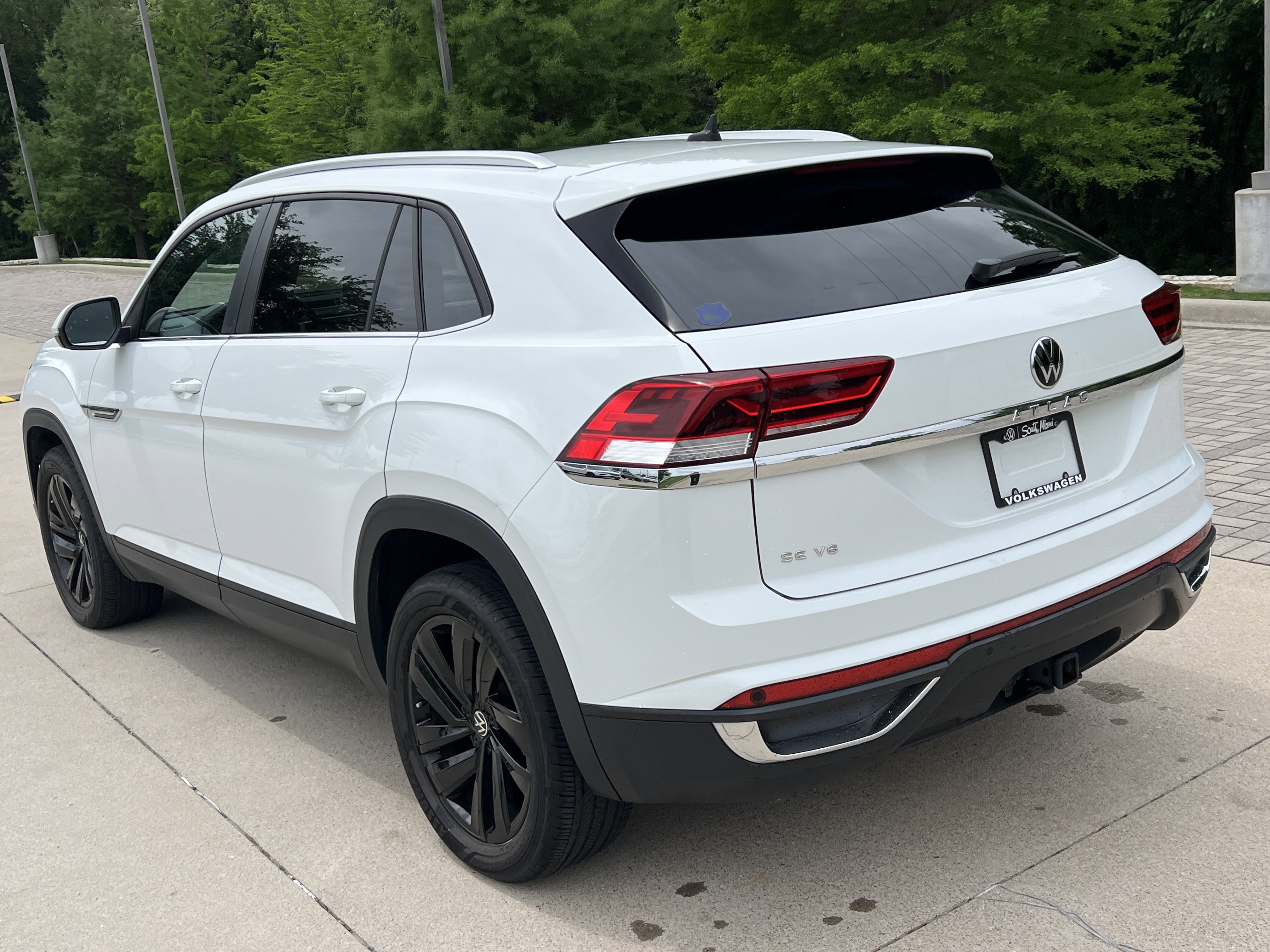Certified 2023 Volkswagen Atlas Cross Sport SE w/ Panoramic Sunroof Package FWD image 8