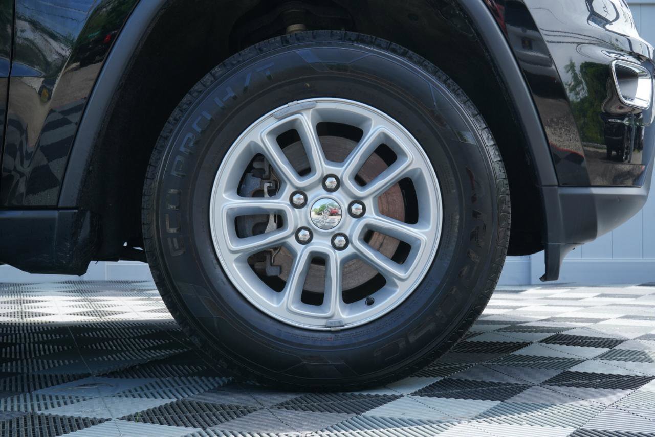 Used 2019 Jeep Grand Cherokee Laredo AWD/4WD image 79