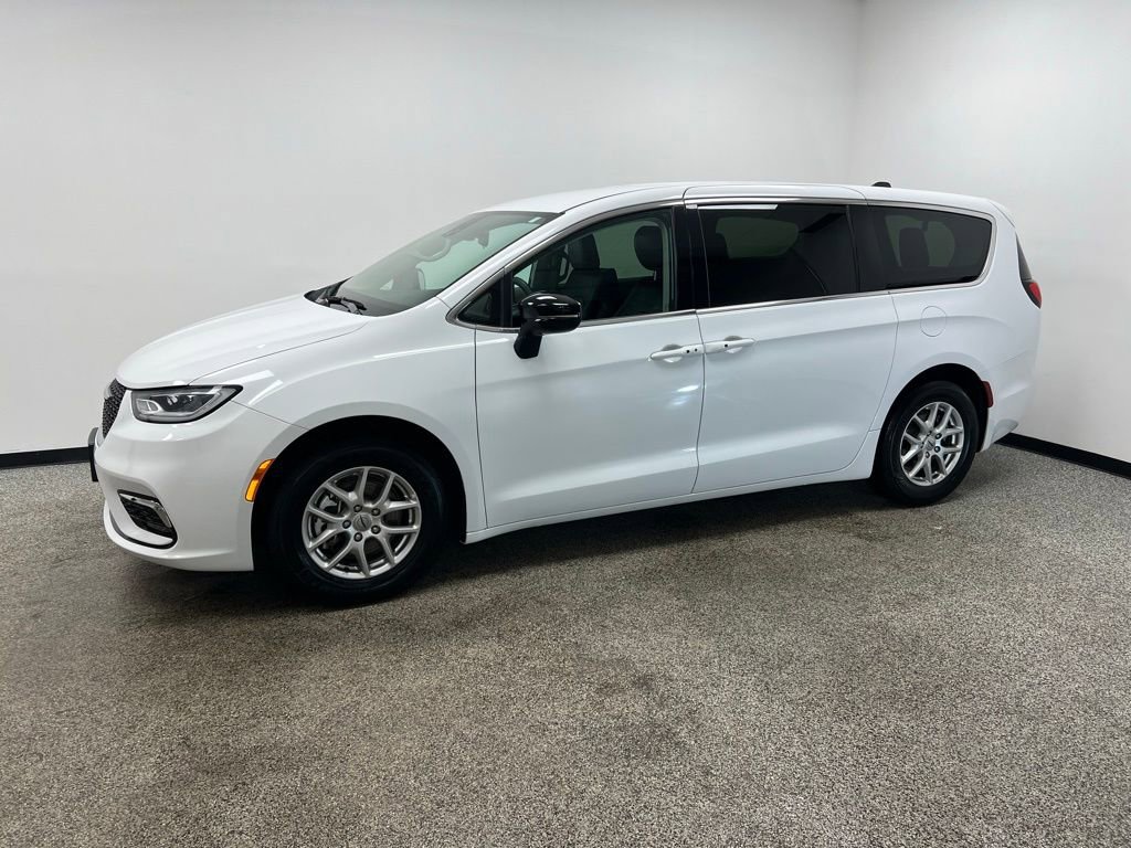 Used 2024 Chrysler Pacifica Touring-L image 22