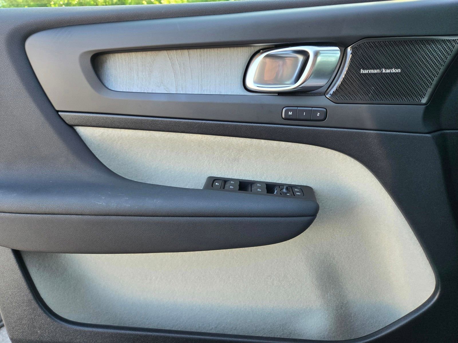 Certified 2025 Volvo XC40 B5 Plus image 23