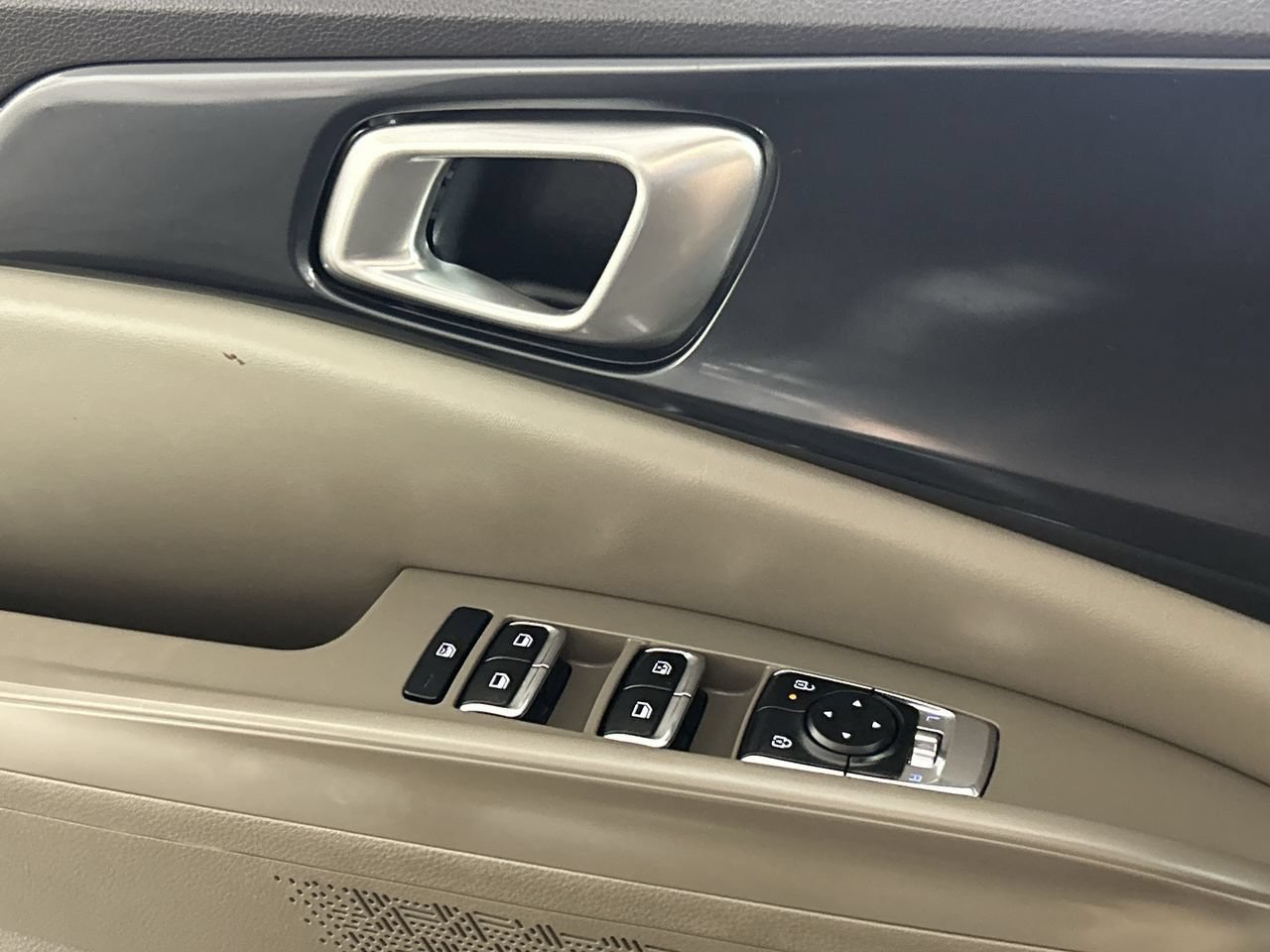Used 2025 Kia Carnival FWD image 19