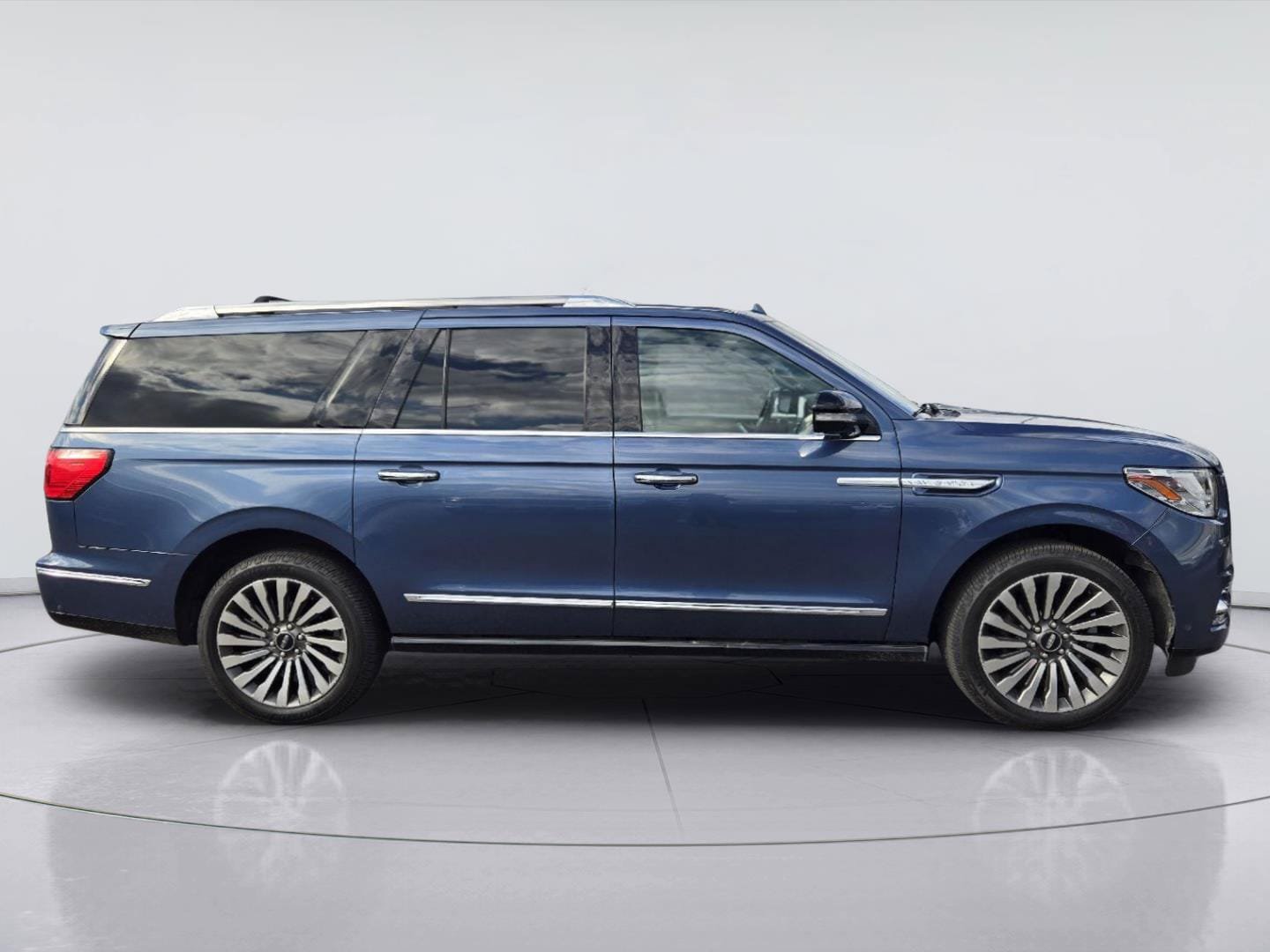 Used 2019 Lincoln Navigator L Reserve AWD/4WD image 3