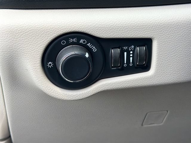 Used 2023 Chrysler Voyager LX FWD image 11