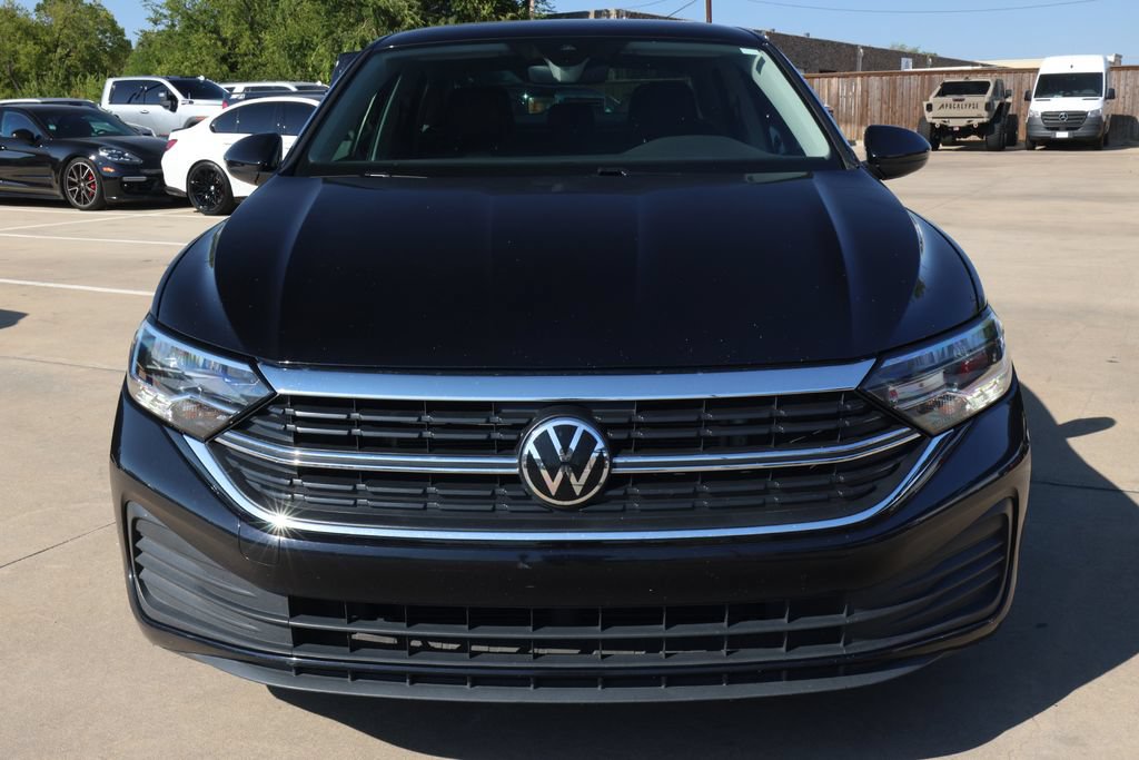 Used 2024 Volkswagen Jetta SE FWD image 2