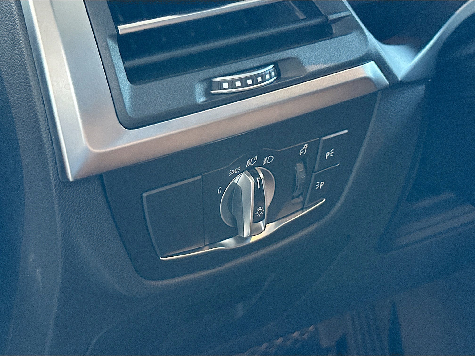 Certified 2025 BMW X4 xDrive30i image 10