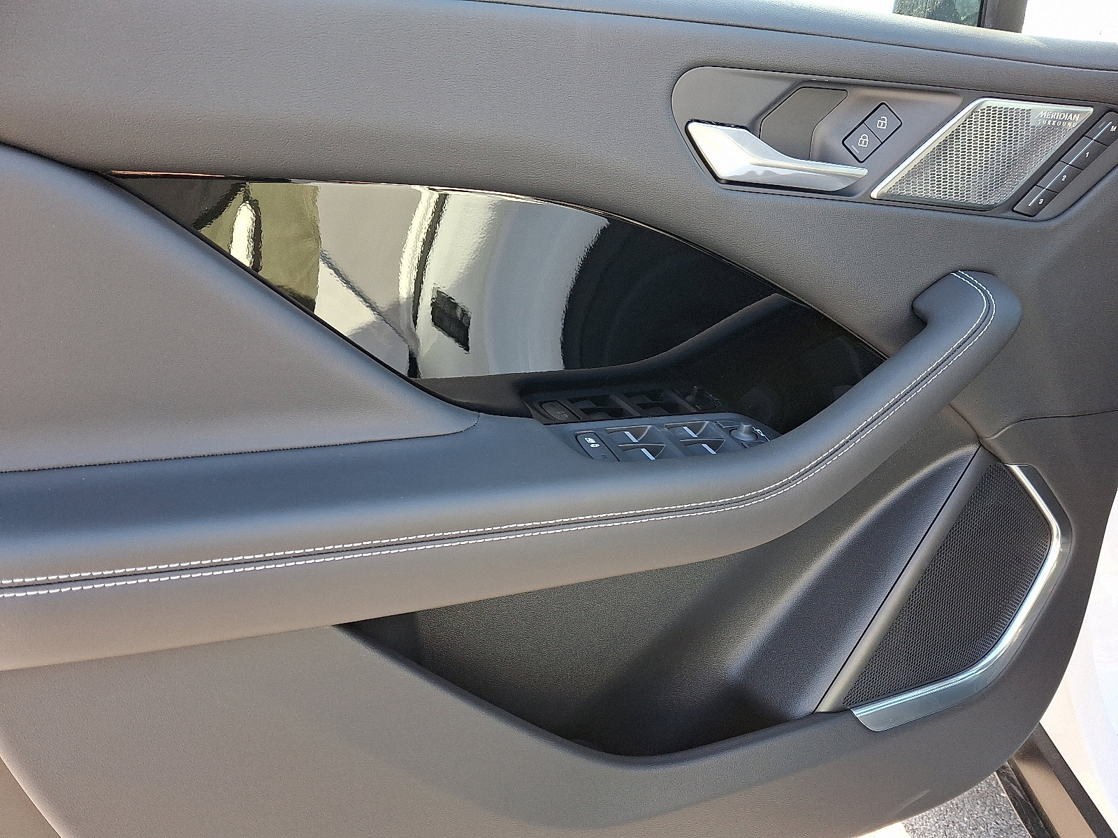 New 2024 Jaguar I-PACE R-Dynamic HSE image 10