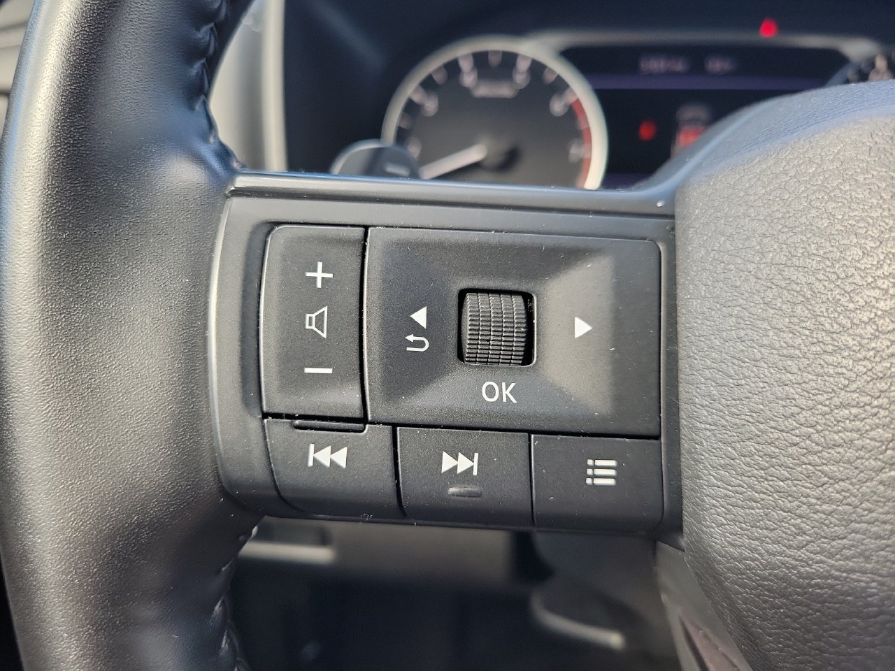 Used 2025 Nissan Rogue SV FWD image 17