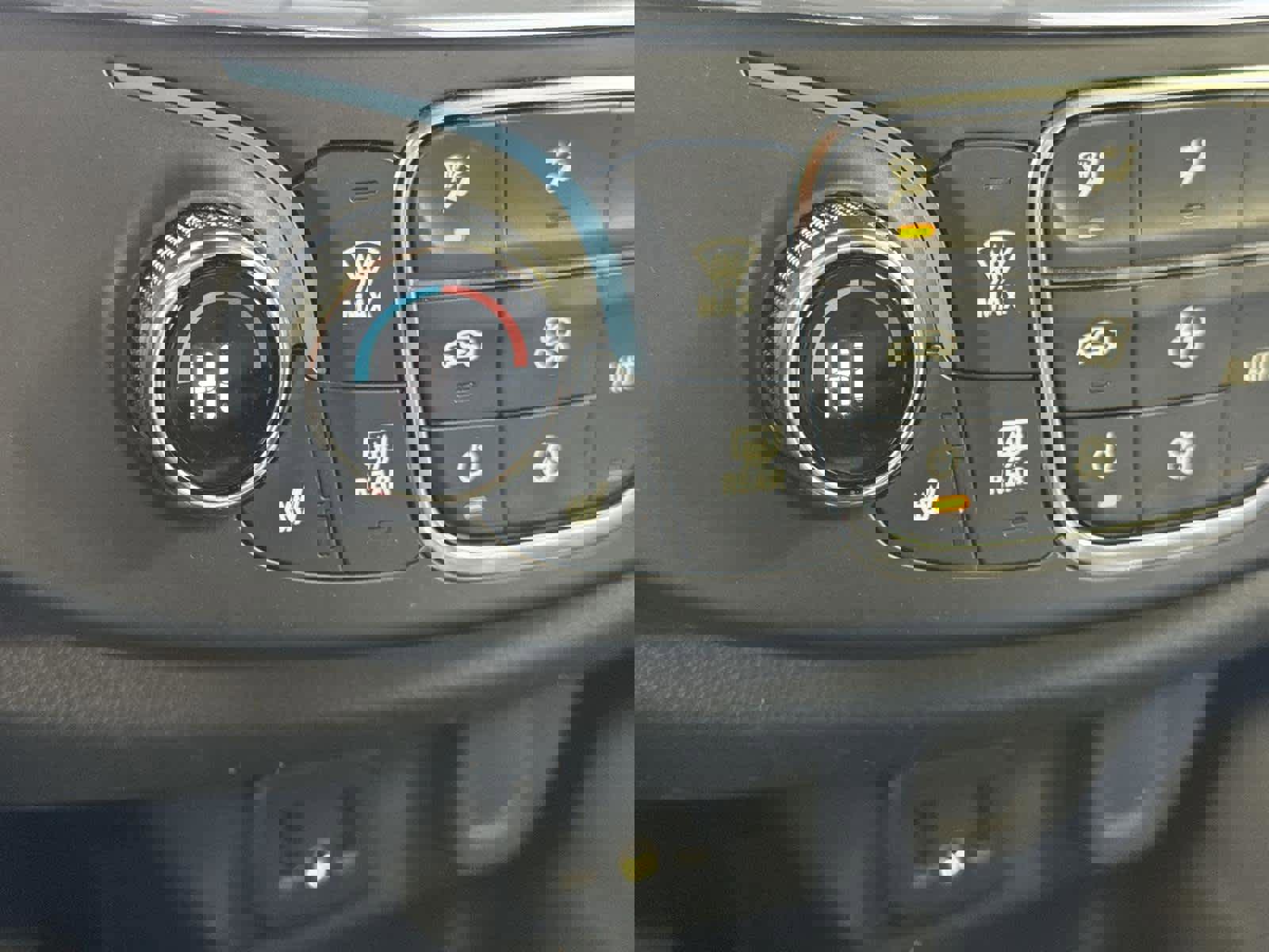 Used 2023 Chevrolet Traverse LT image 20